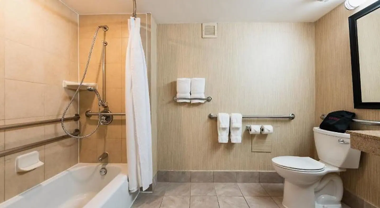 Crowne Plaza Newark Airport Badezimmer