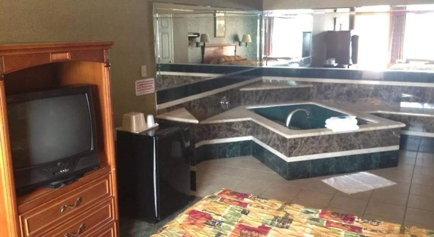 Crystal Inn Suites & Spas ROOM_EXAMPLE