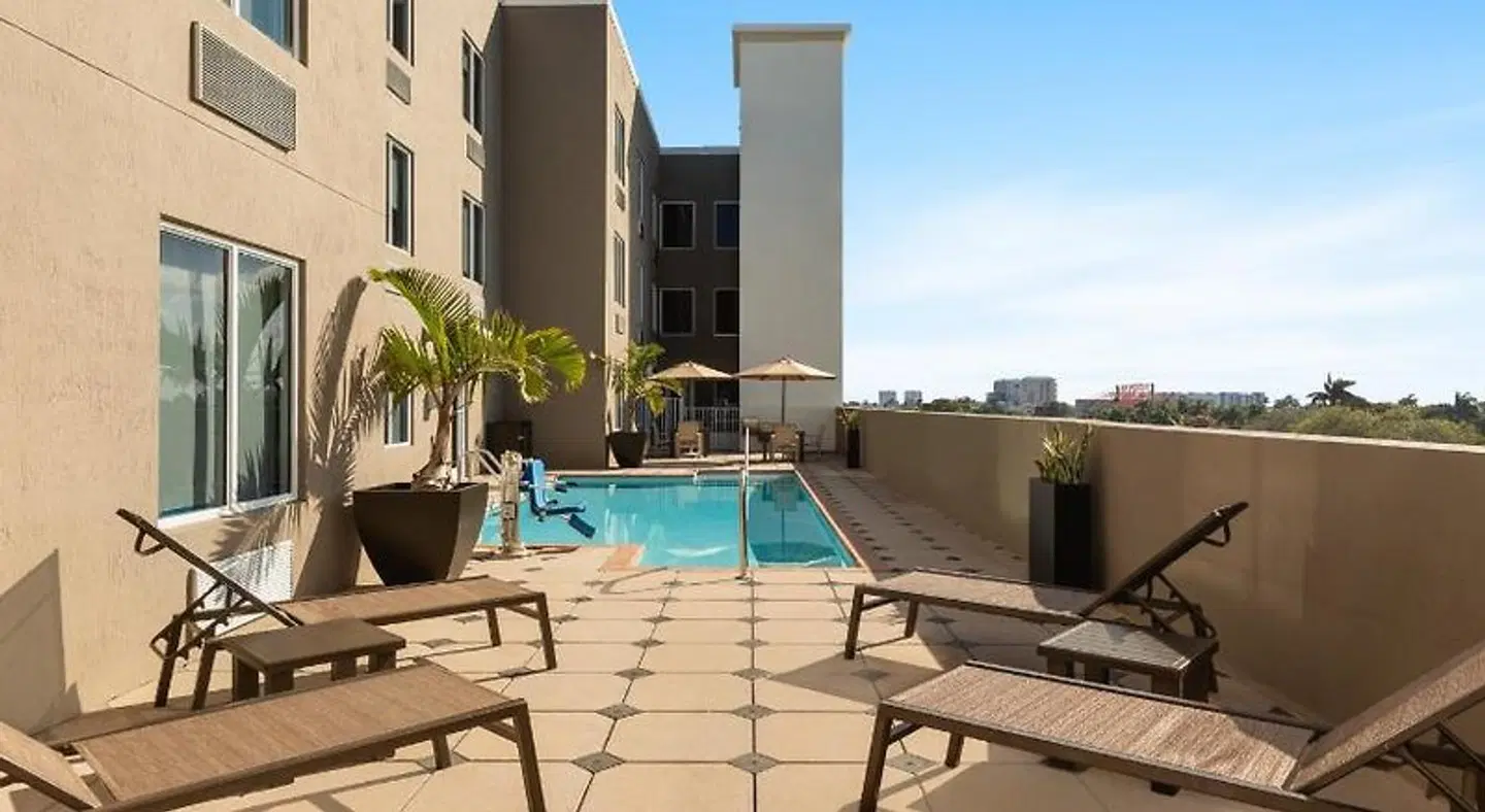 Holiday Inn Express & Suites Fort Lauderdale Airport South by IHG Terrasse