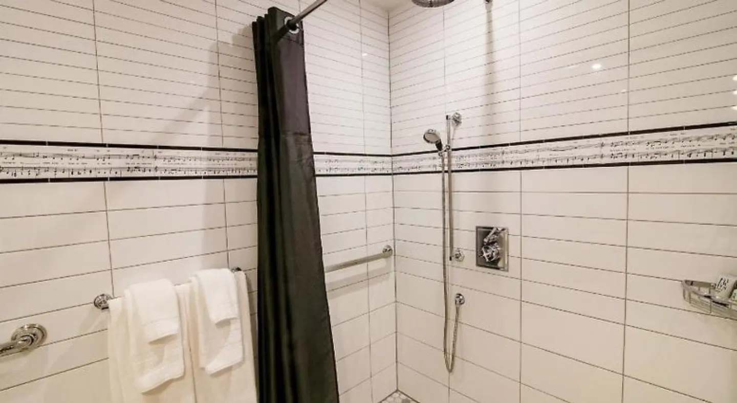 The Evelyn (Formerly Gershwin Hotel) Badezimmer