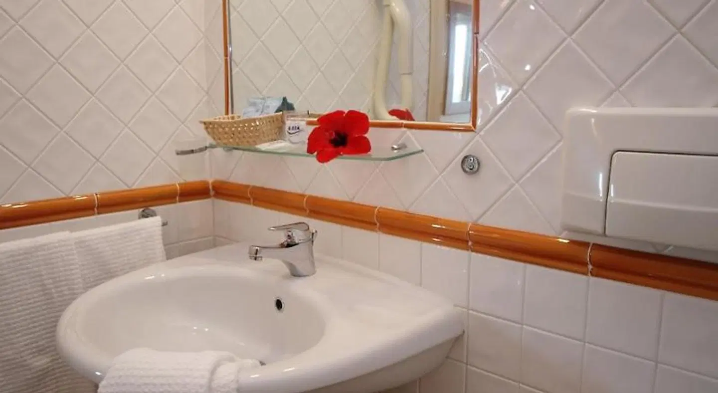 Club Esse Roccaruja Badezimmer