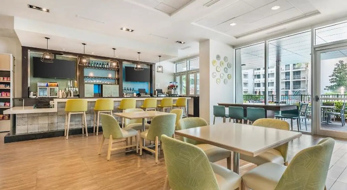 Holiday Inn Orlando-Disney Springs® Area Bar