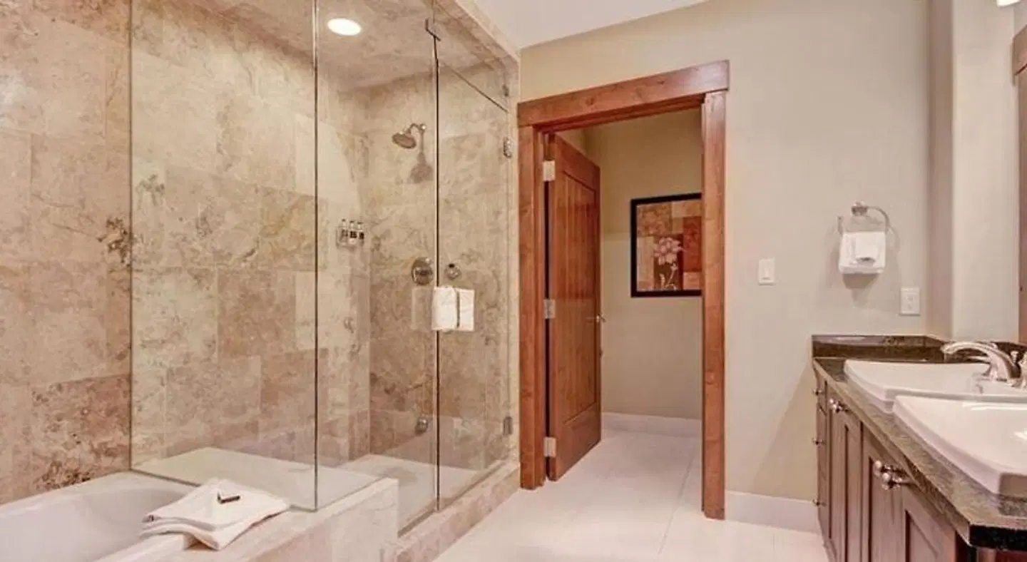One Ski Hill Place, A RockResort Badezimmer