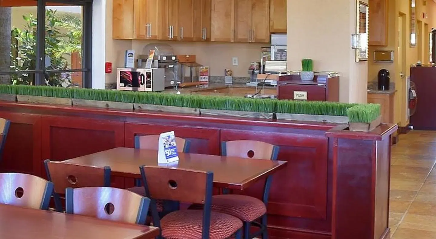 Best Western Orlando East Bar