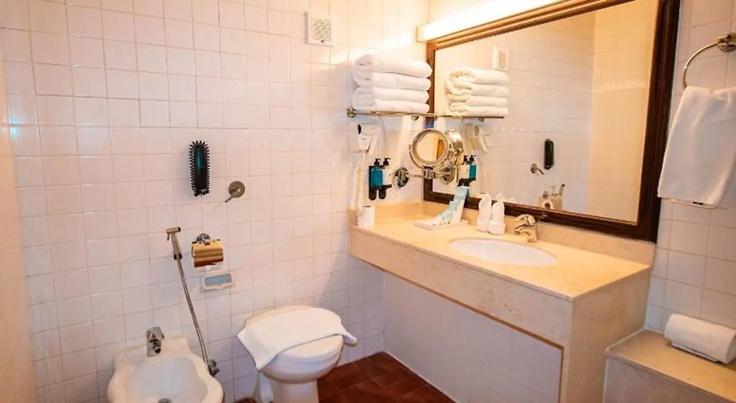 BM Beach Hotel Badezimmer