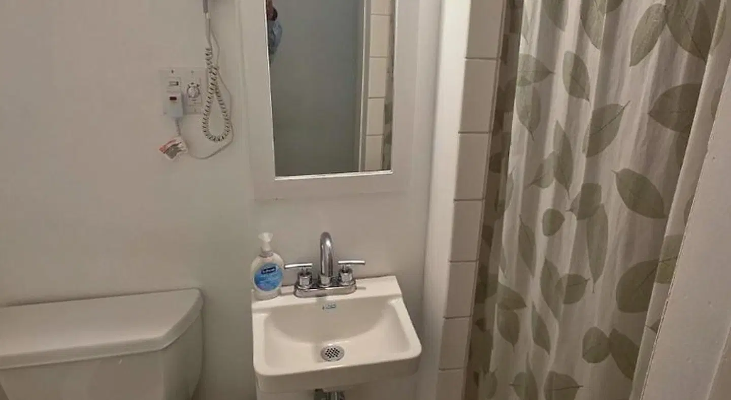 Orange Drive Hostel Badezimmer