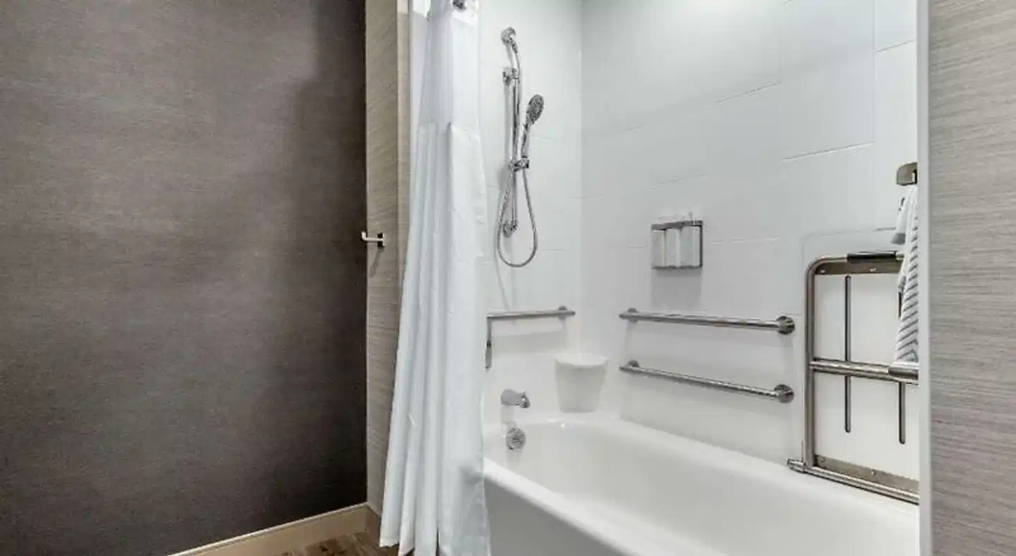 Cambria Hotel Orlando Airport Badezimmer