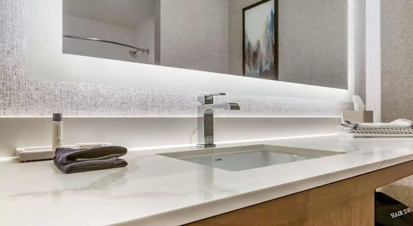 Cambria Hotel Orlando Airport Badezimmer