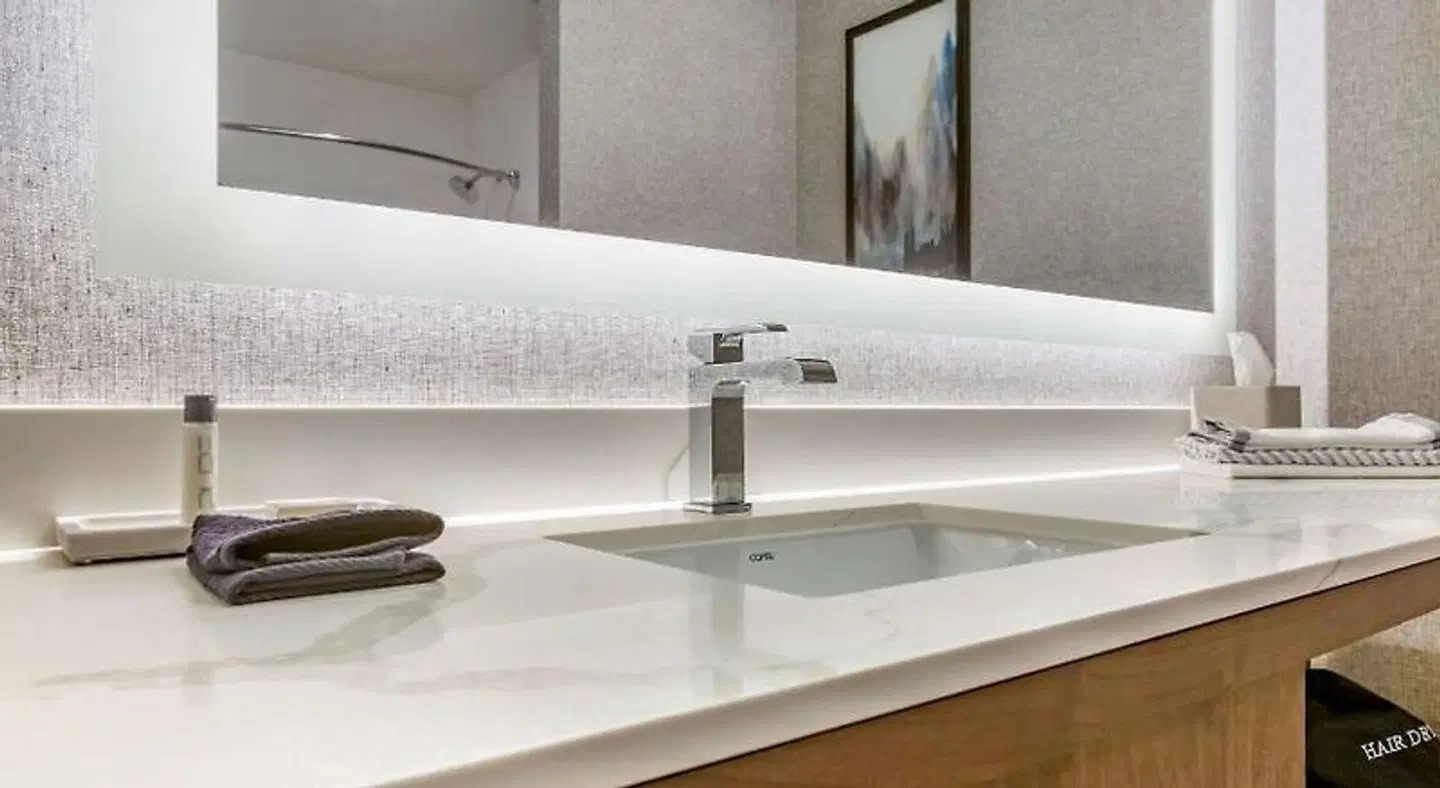 Cambria Hotel Orlando Airport Badezimmer