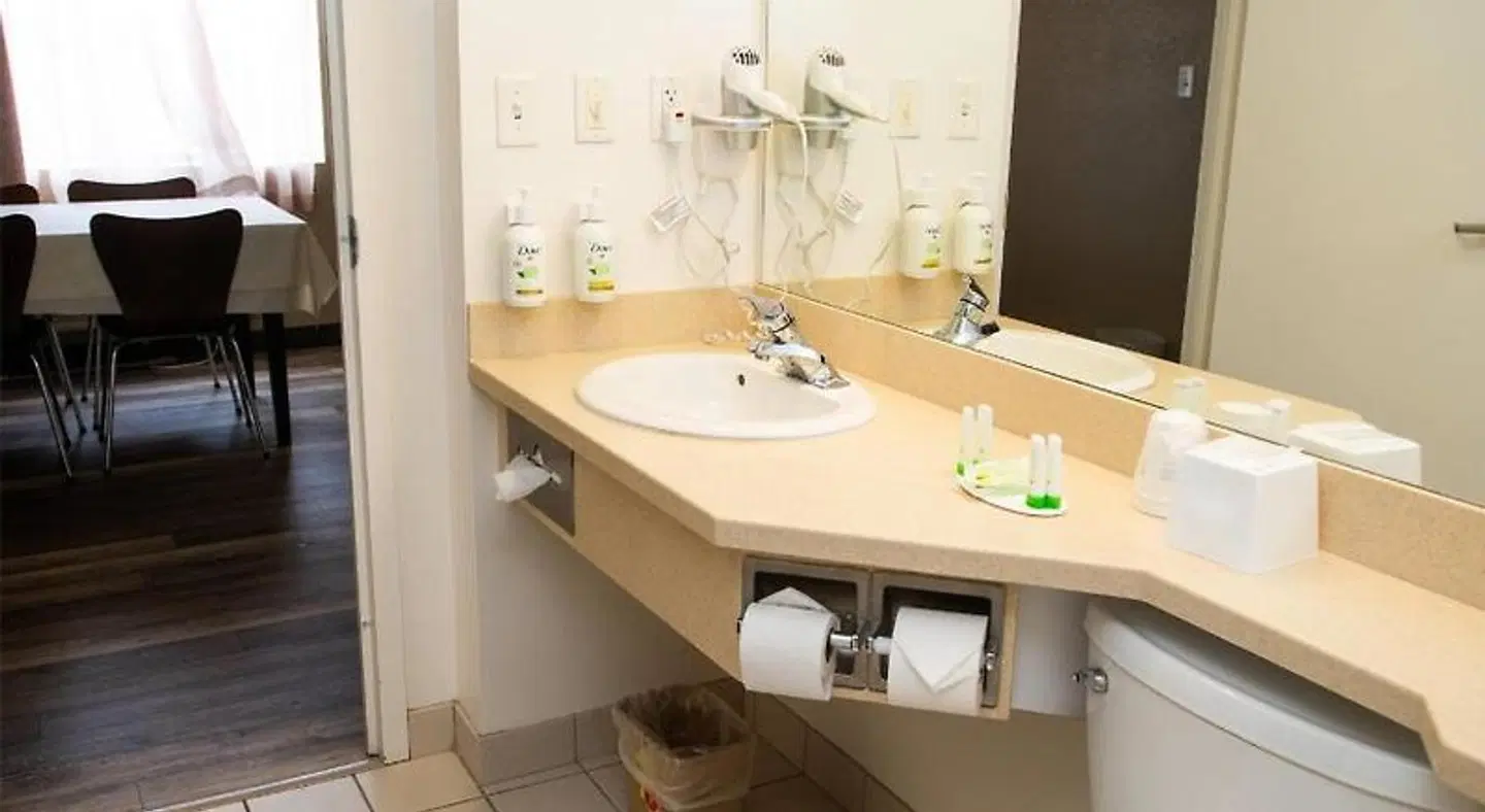 Super 8 by Wyndham Mississauga Badezimmer