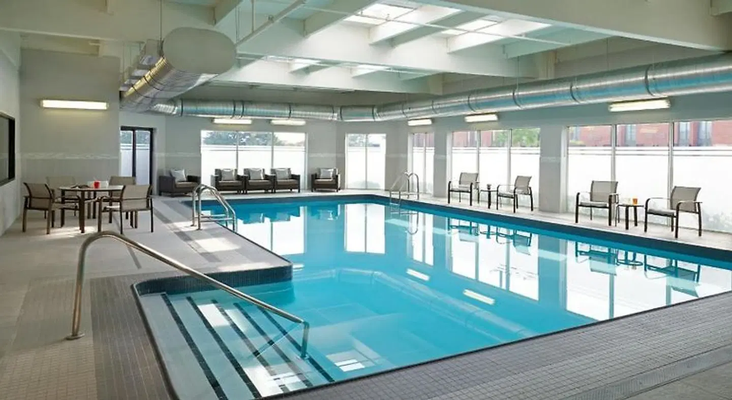 Courtyard by Marriott Toronto Airport Hallenbad