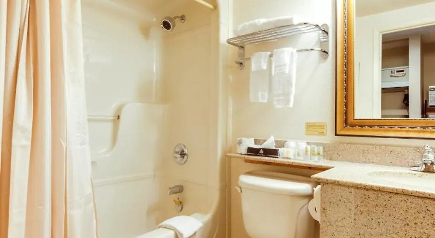 Monte Carlo Inn Airport Suites Badezimmer