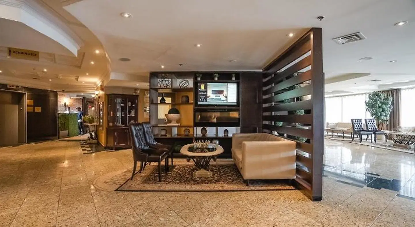 Monte Carlo Inn Airport Suites Bar