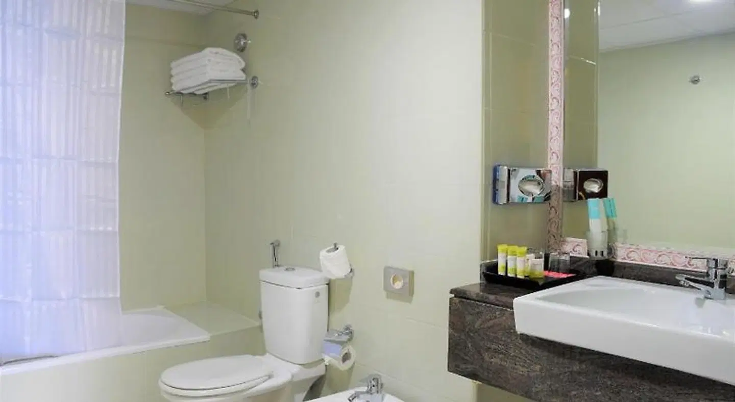 Ramada by Wyndham Beach Hotel Ajman Badezimmer