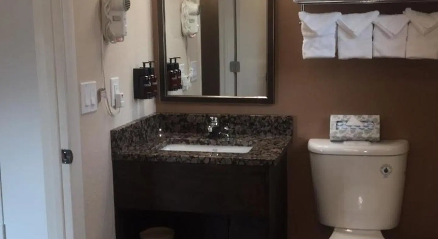 Boulder University Inn Badezimmer