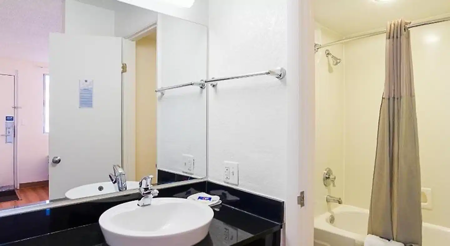 Motel 6 Denver, CO - Federal Boulevard Badezimmer