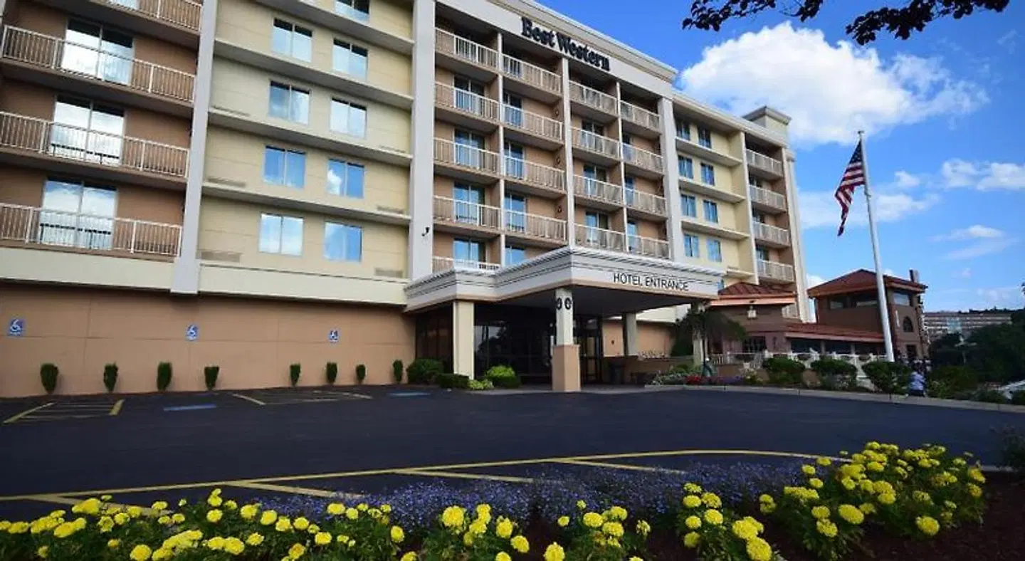 Best Western Plus Waltham Boston EXTERIOR