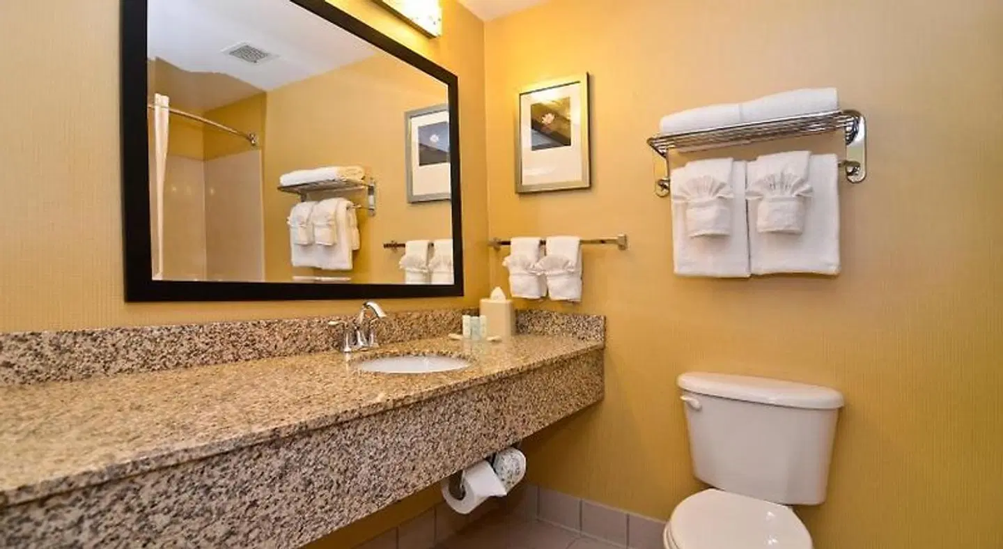 Comfort Suites Near Universal Orlando Resort Badezimmer