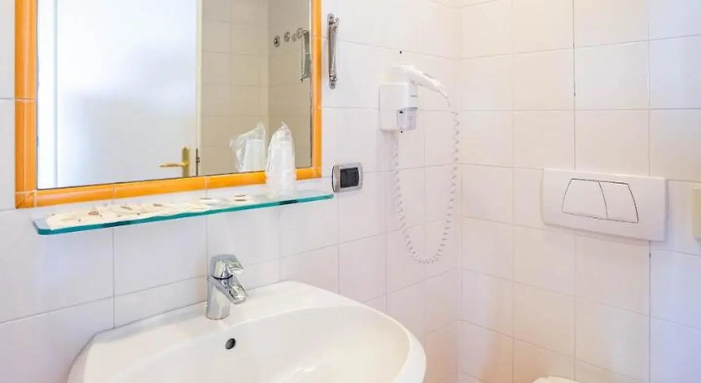 Mendolia Beach Hotel Badezimmer