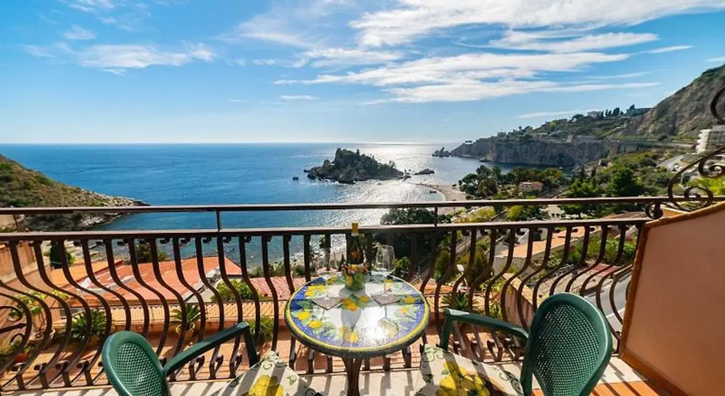 Mendolia Beach Hotel Terrasse