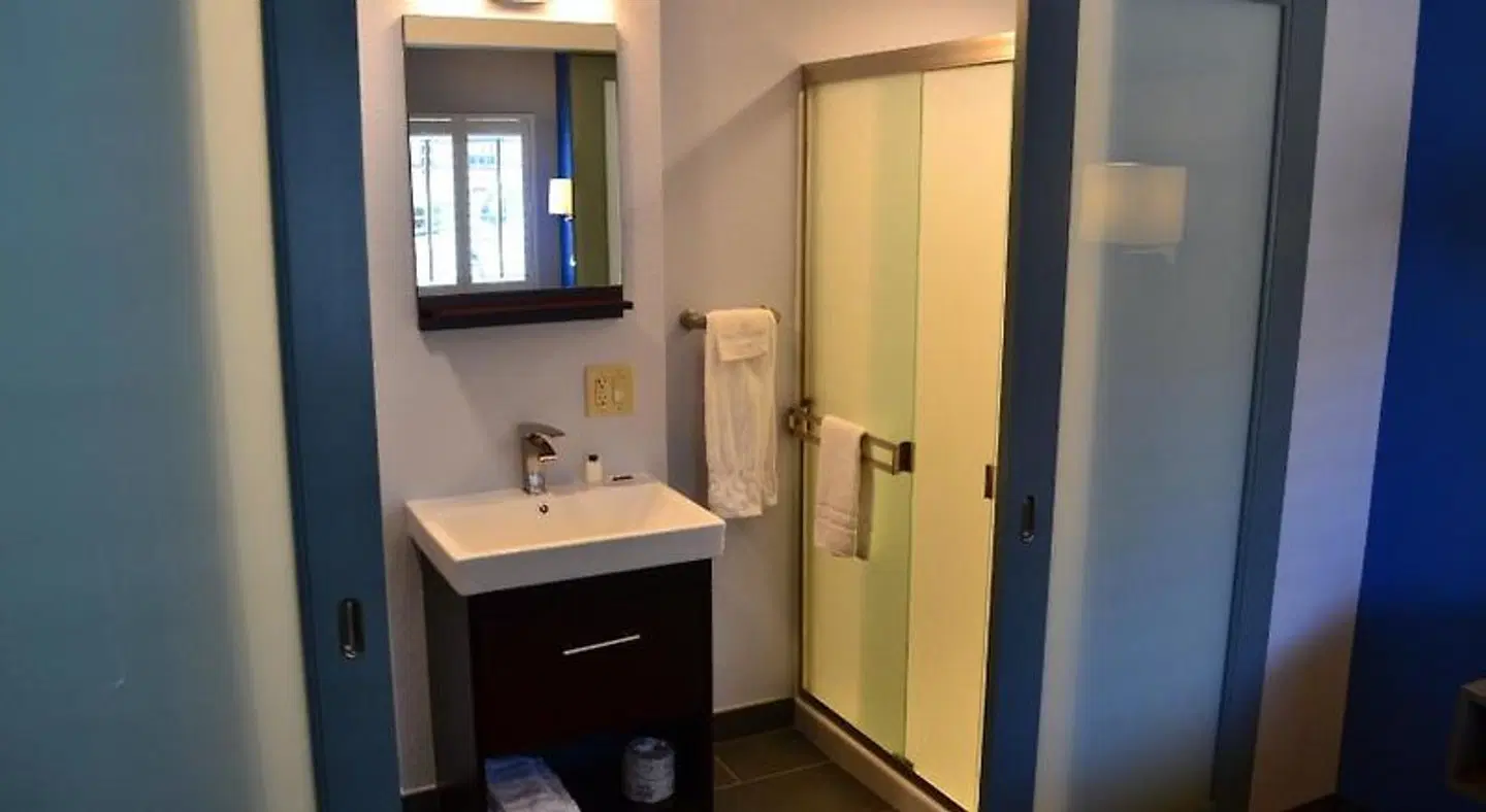 Silicon Valley Inn Hotel Badezimmer