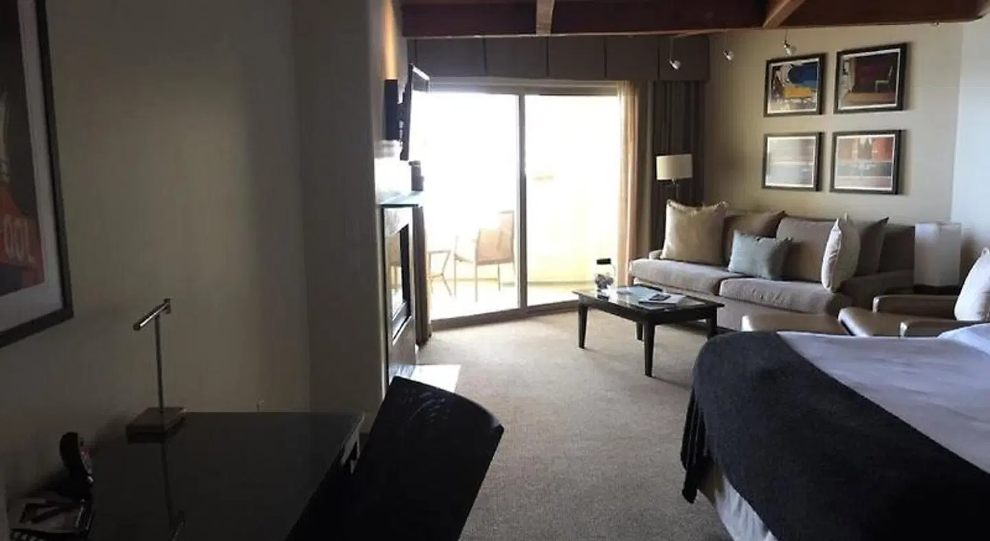 Malibu Beach Inn ROOM_EXAMPLE
