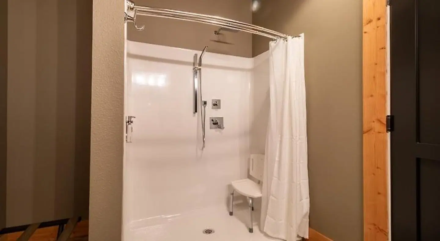 At The Helm Hotel Badezimmer