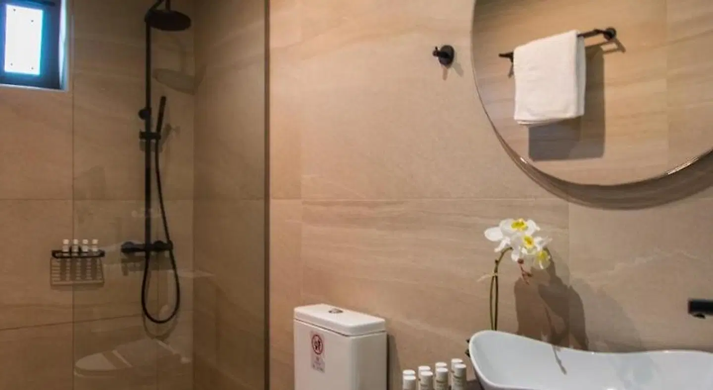 Malena Hotel & Suites Badezimmer