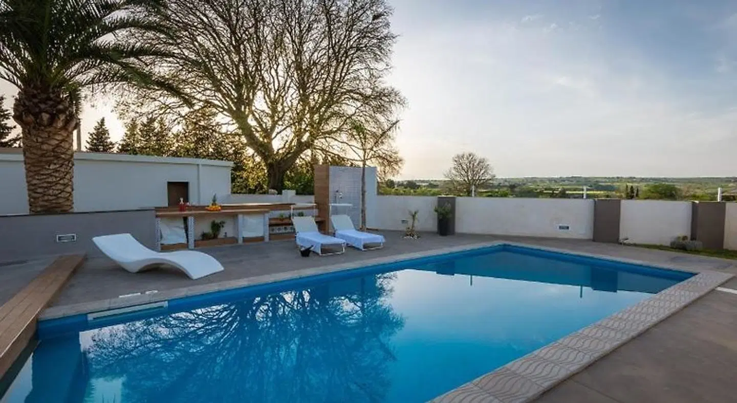 Aurienzia OUTDOOR_POOL