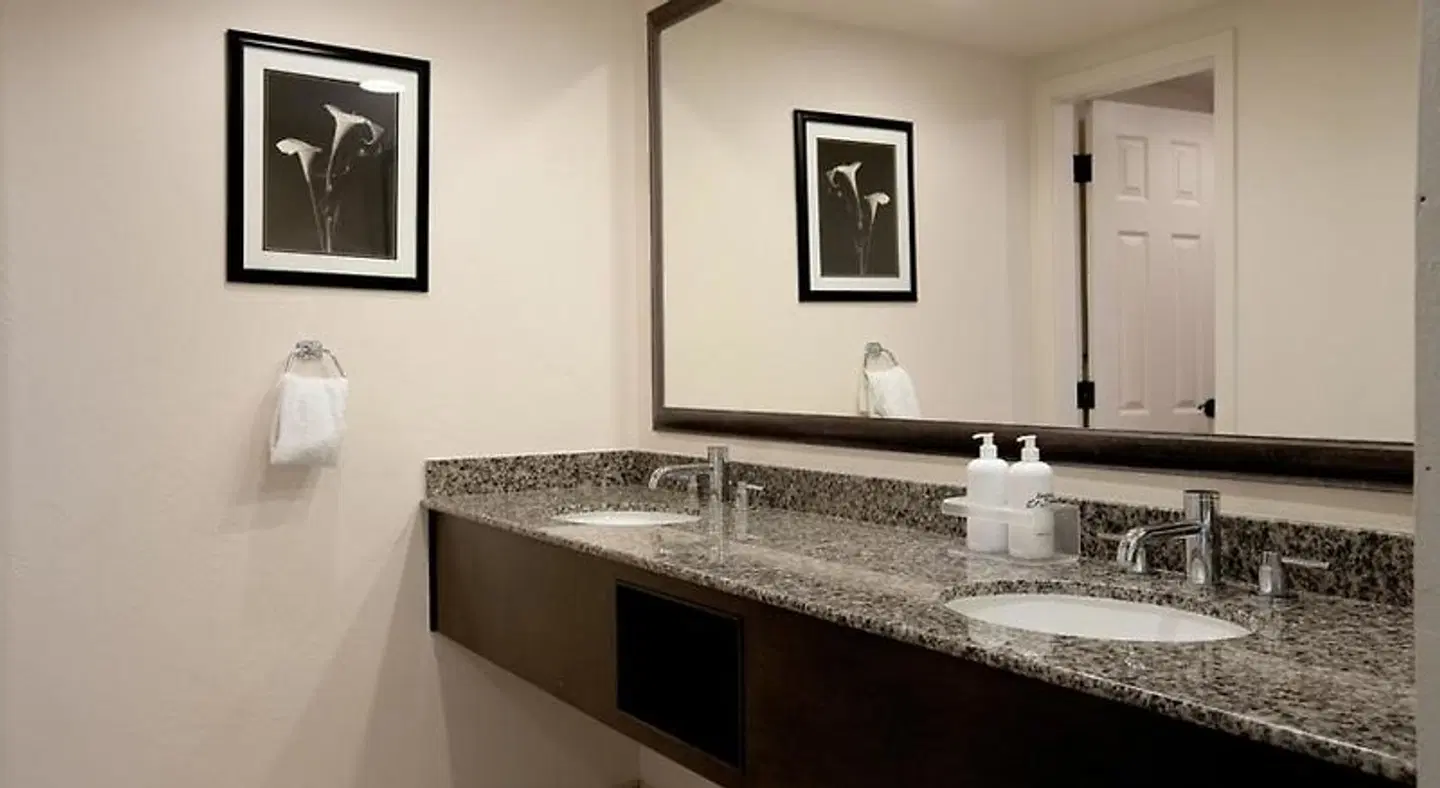 Sandstone Creek Club Condominiums Badezimmer