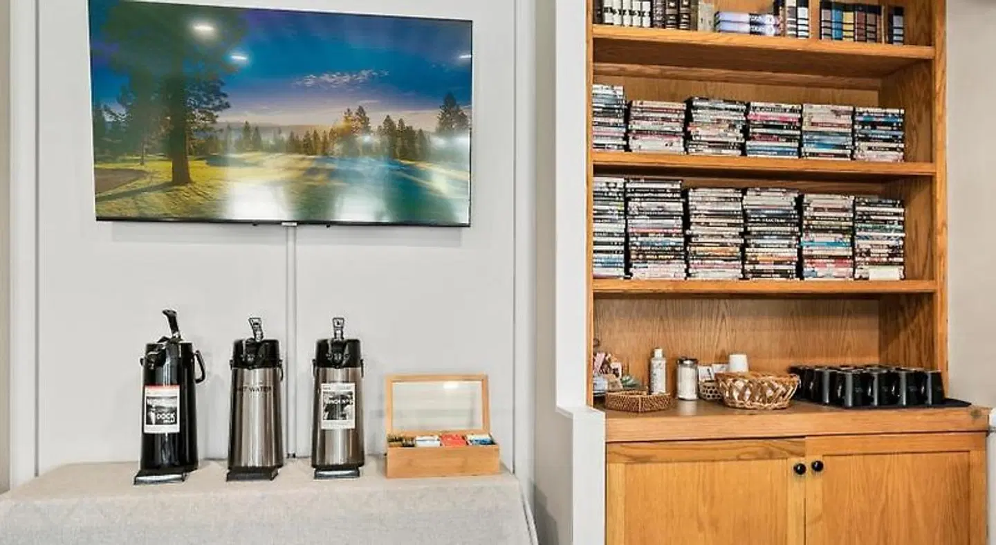 Saratoga Inn ROOM_EXAMPLE