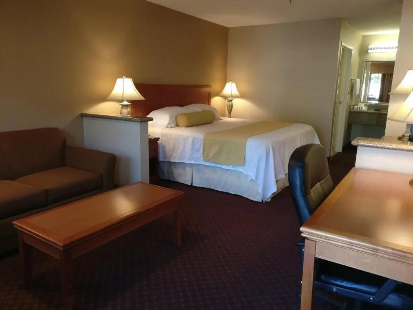 Burbank Inn and Suites ROOM_EXAMPLE
