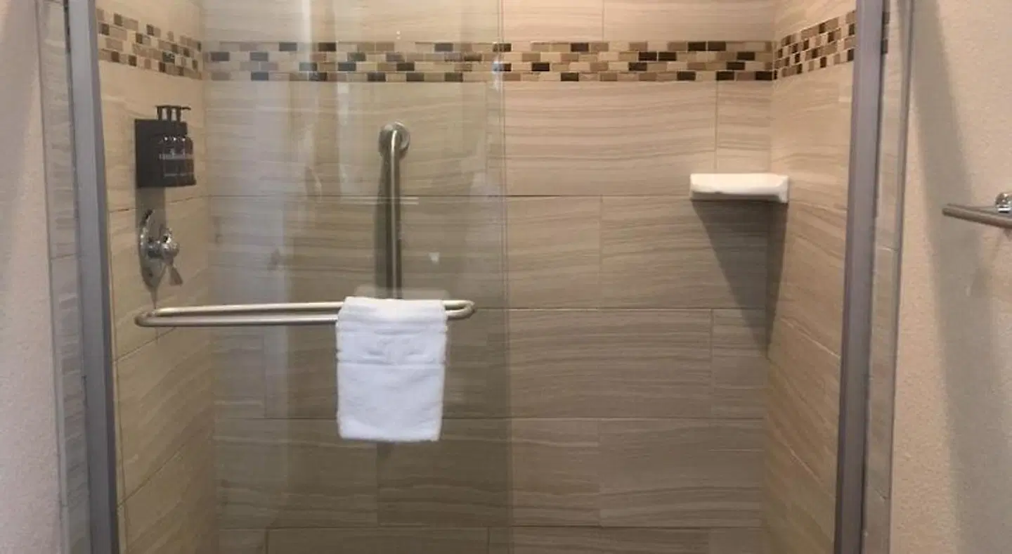 Boulder University Inn Badezimmer