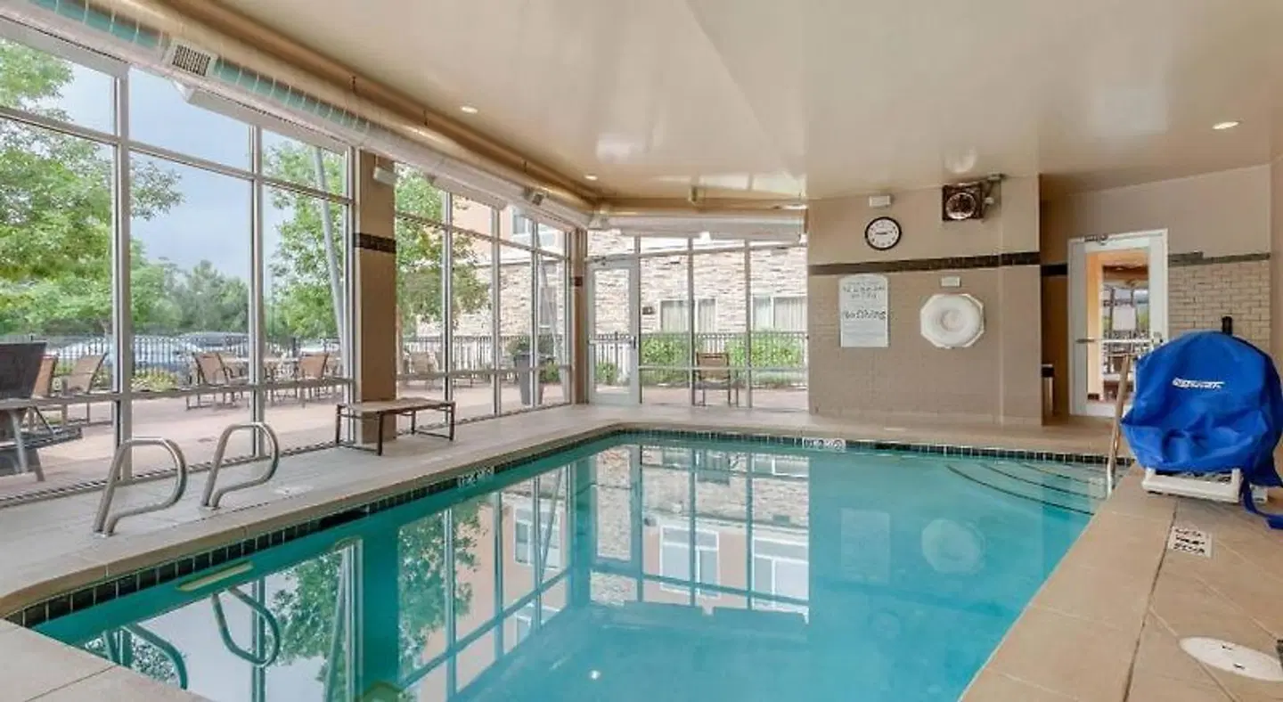 Cambria Suites Denver Airport Hallenbad