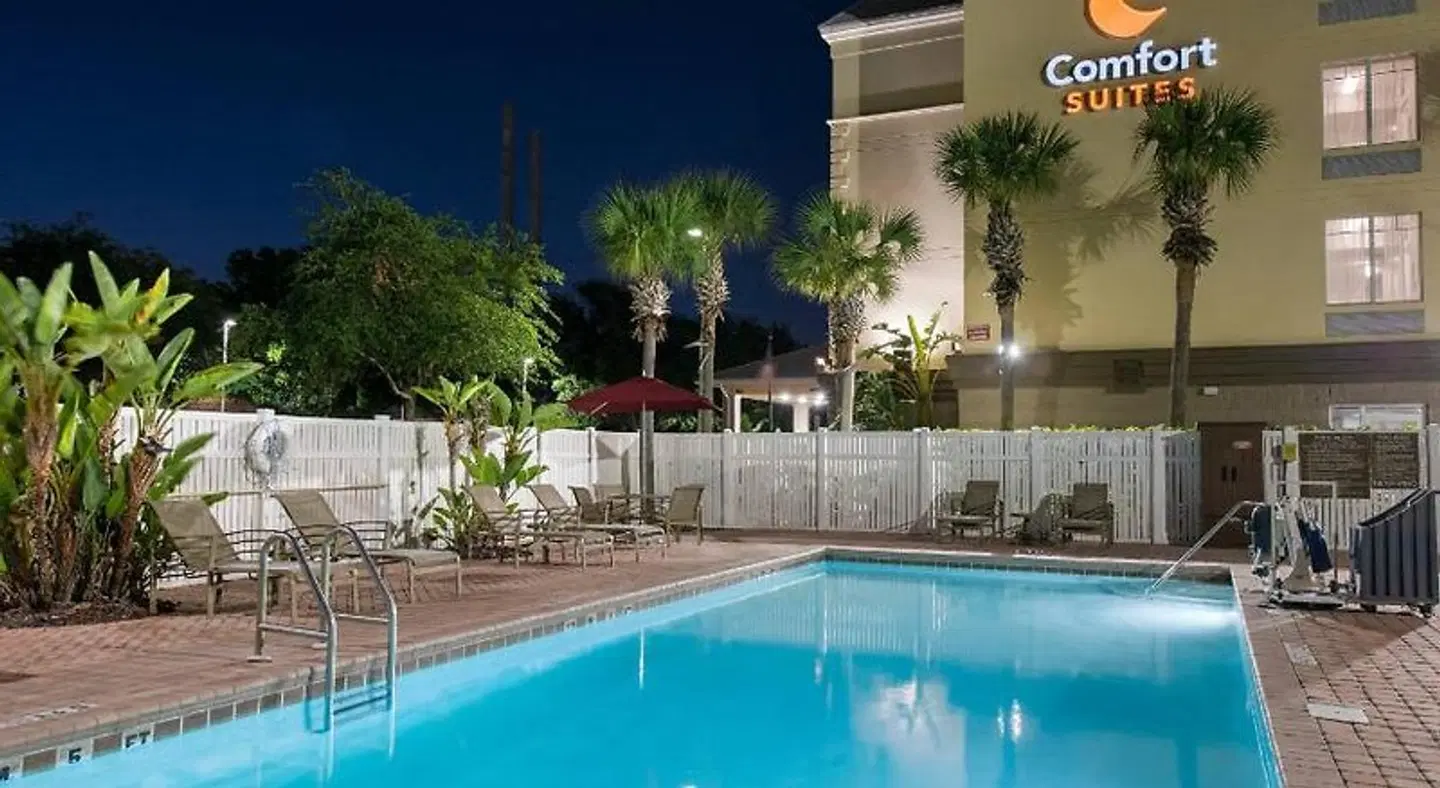Comfort Suites Near Universal Orlando Resort OUTDOOR_POOL
