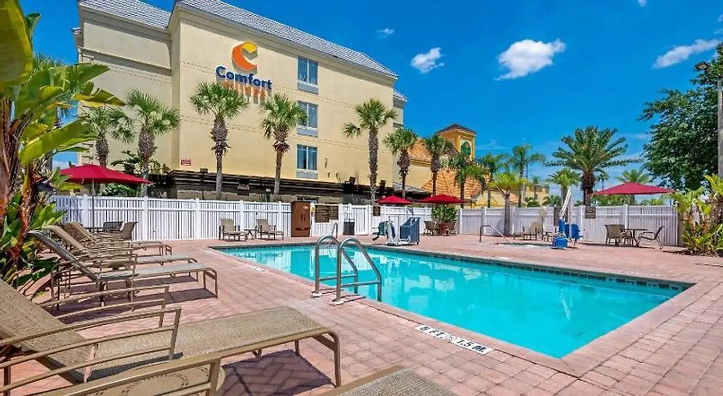 Comfort Suites Near Universal Orlando Resort OUTDOOR_POOL