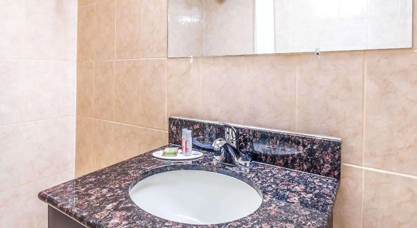 Super 8 by Wyndham North Bergen NJ/NYC Area Badezimmer