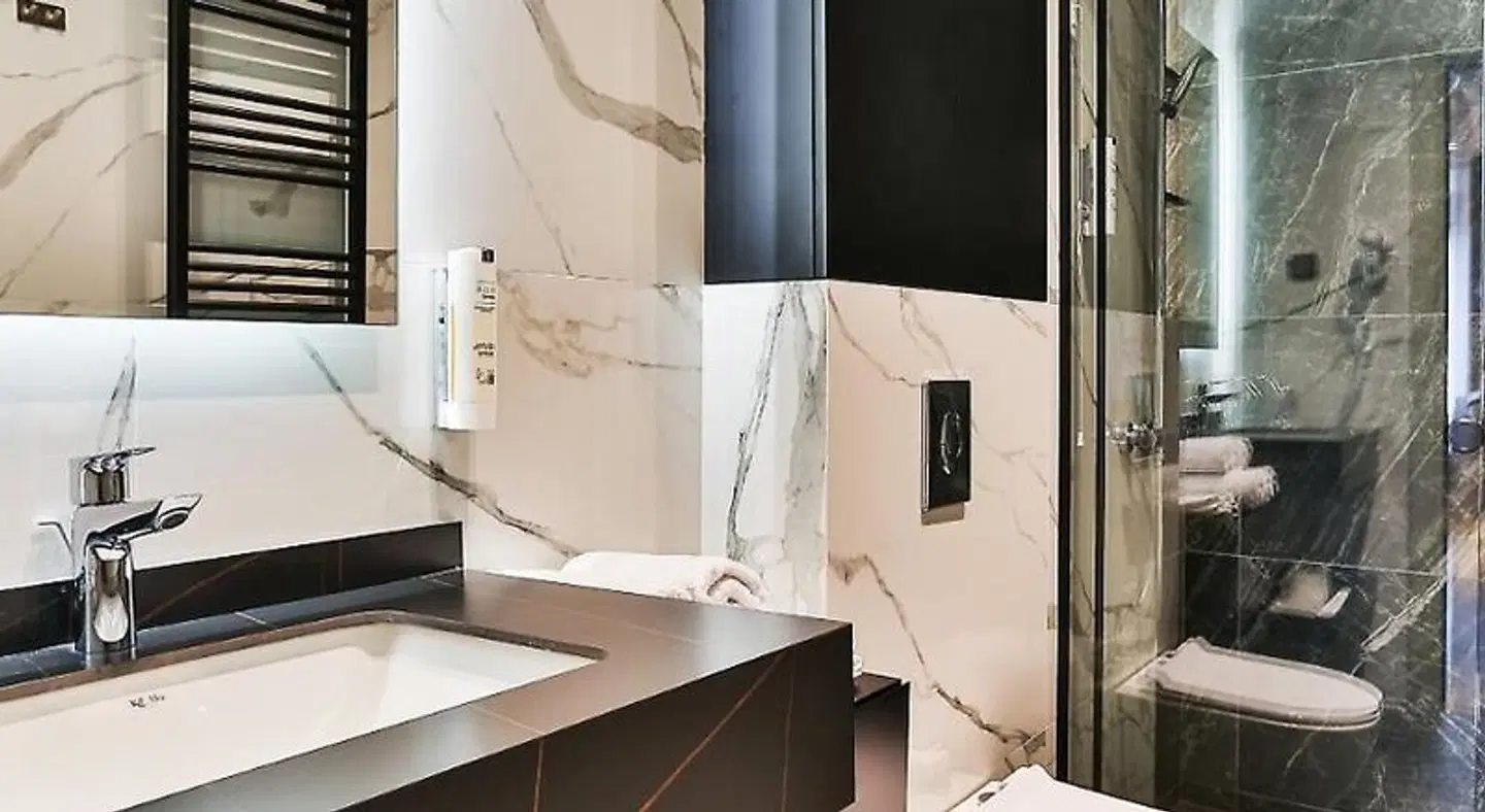 Hotel kingStone Budva Badezimmer