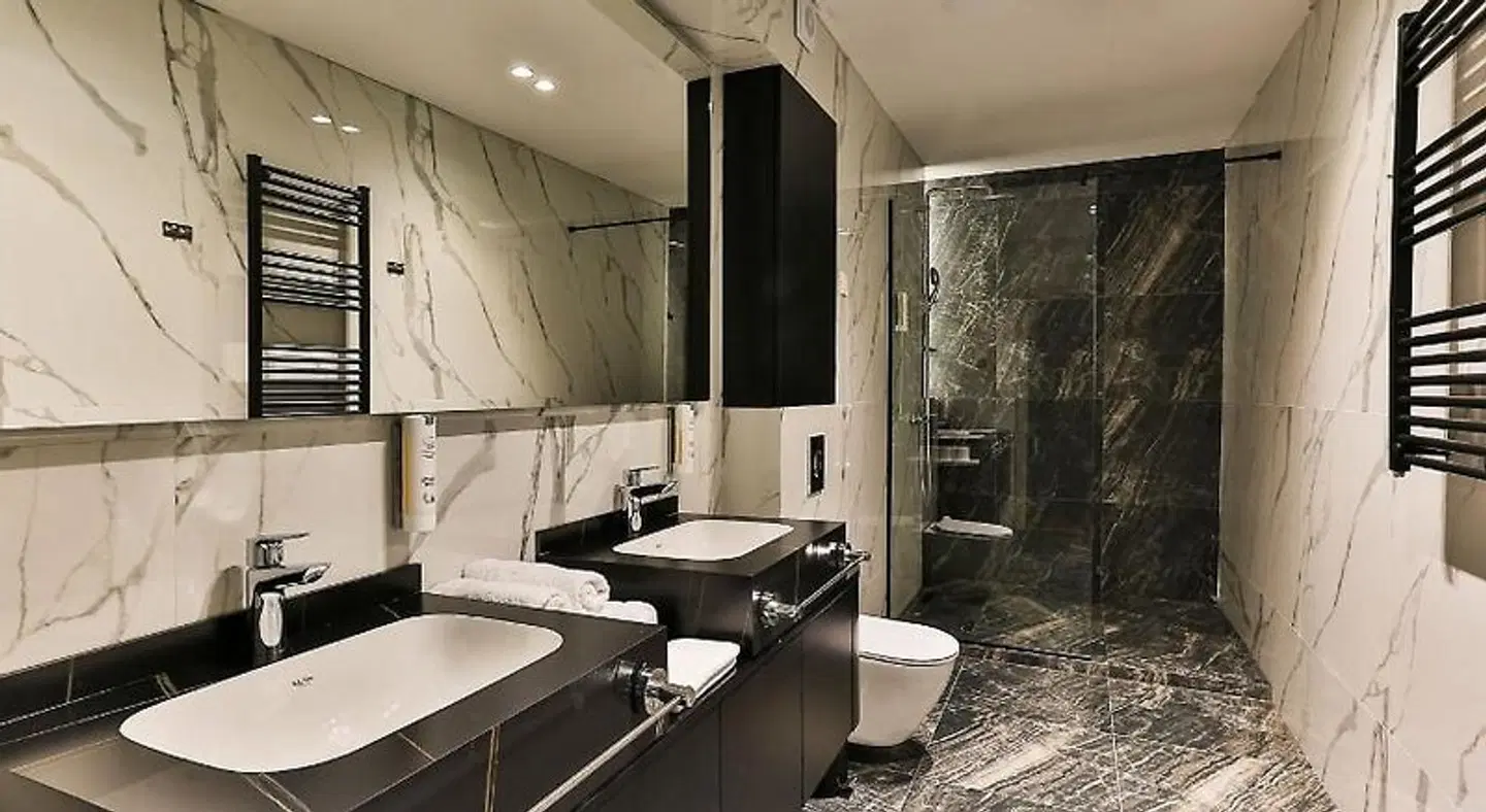 Hotel kingStone Budva Badezimmer