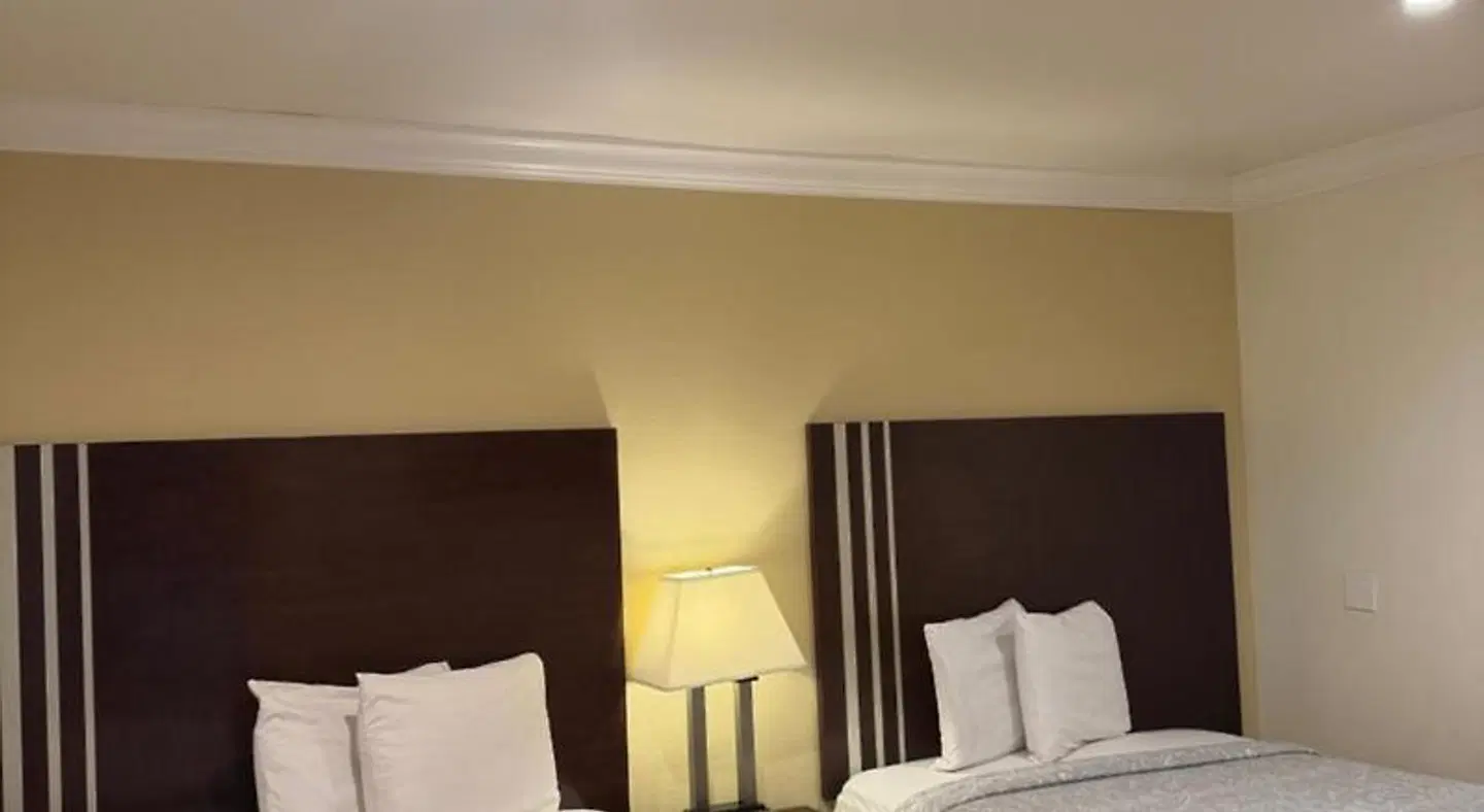 Lombard Plaza Motel ROOM_EXAMPLE