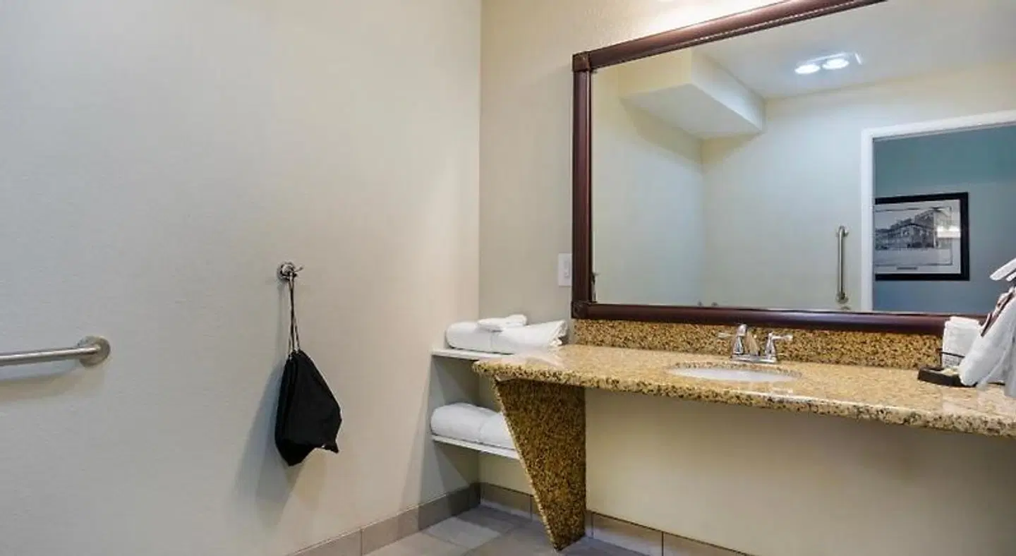 Best Western Plus Ahtanum Inn Badezimmer