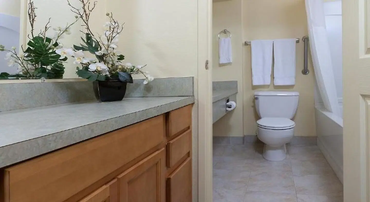 WorldMark Surfside Inn Badezimmer
