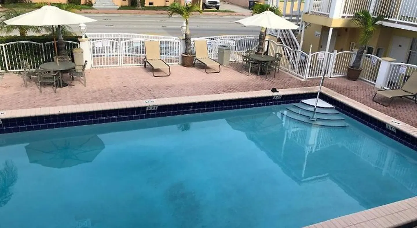 Beach Place Hotel OUTDOOR_POOL