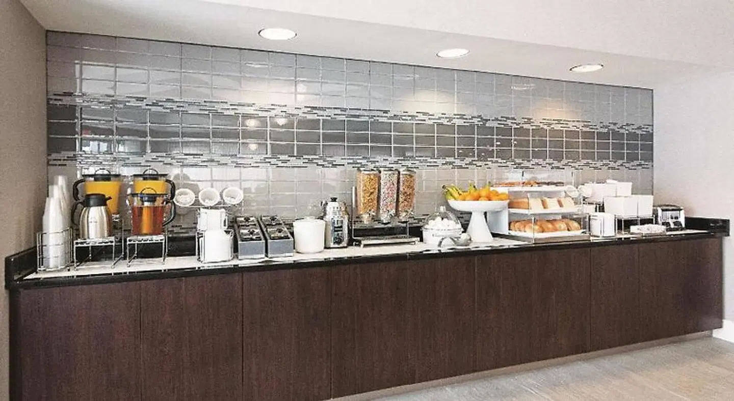 La Quinta Inn & Suites by Wyndham Orlando UCF Restaurant