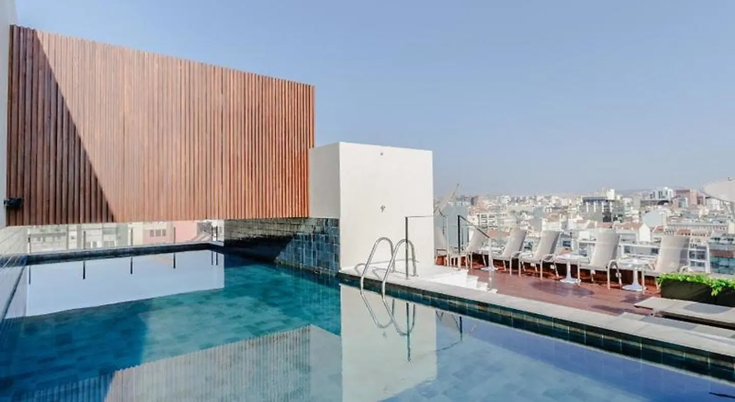 White Lisboa OUTDOOR_POOL