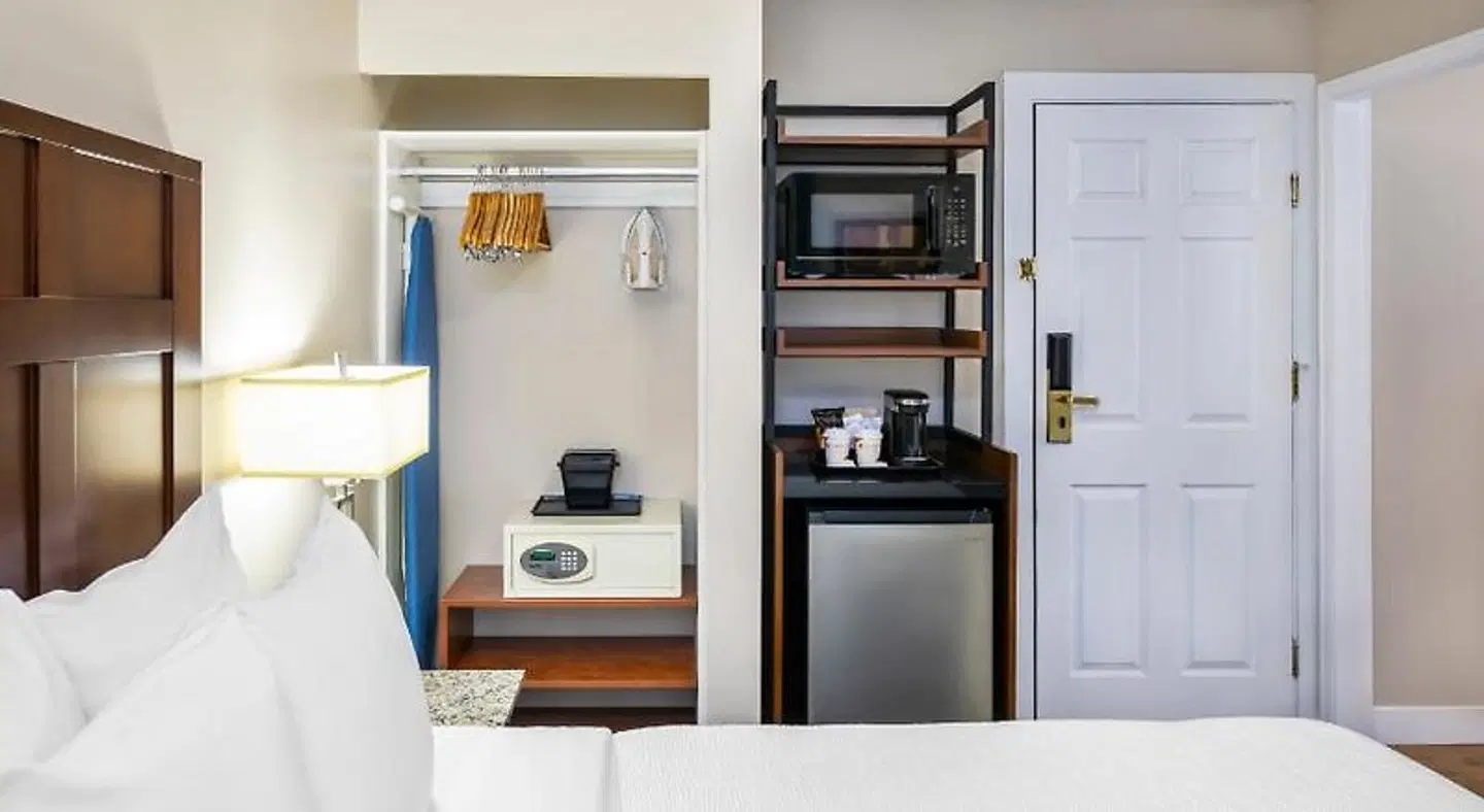 Quality Inn & Suites Downtown Vancouver ROOM_EXAMPLE