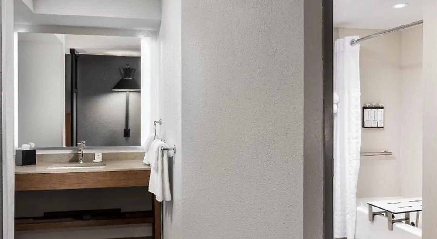 Hyatt Place Orlando Airport Badezimmer