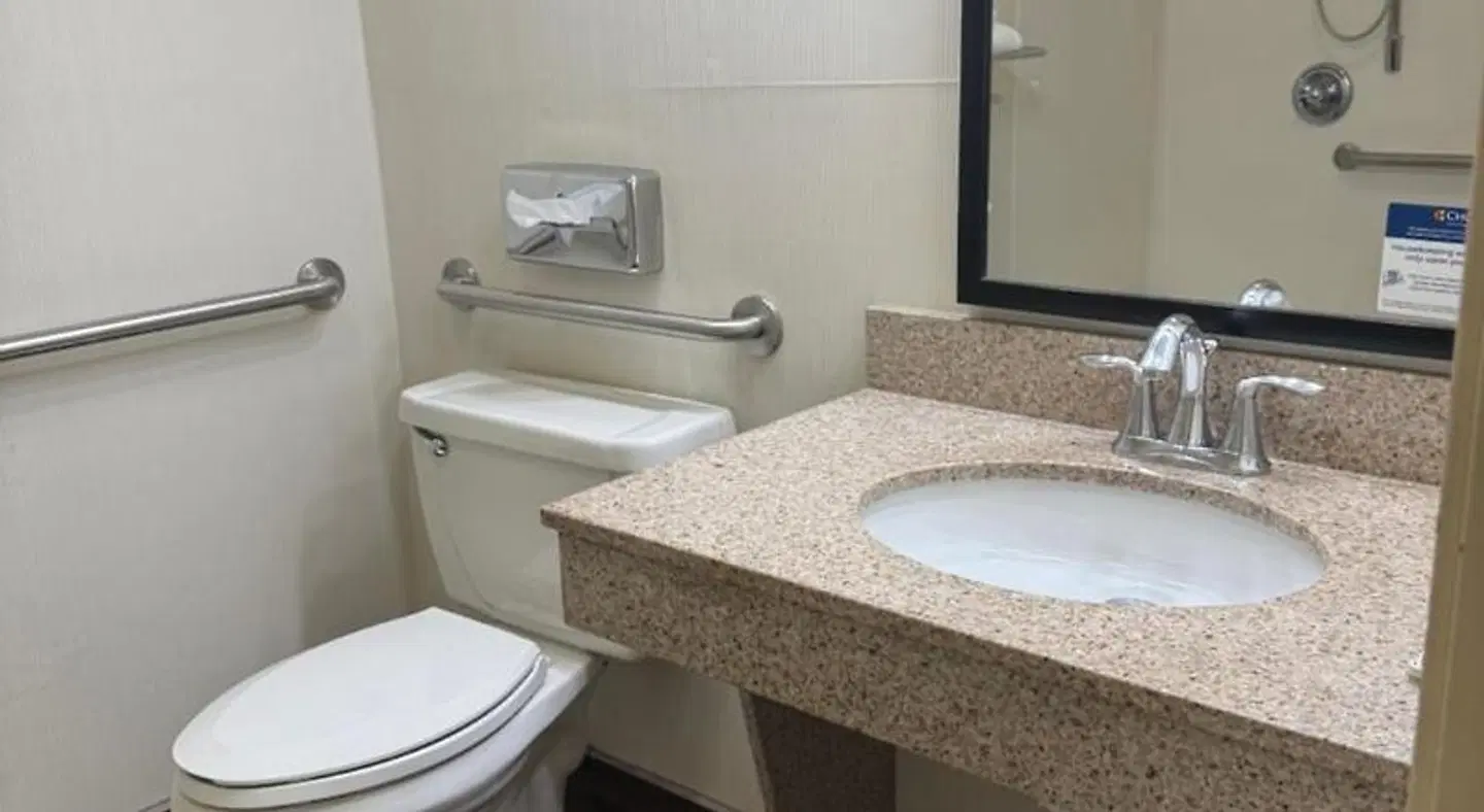 Quality Inn & Suites Fort Collins Badezimmer