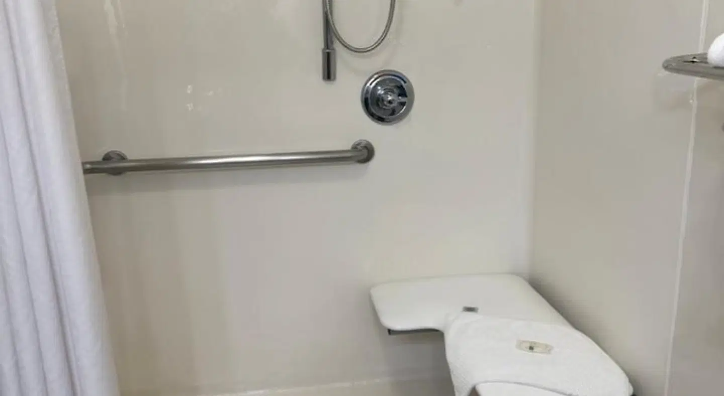 Quality Inn & Suites Fort Collins Badezimmer