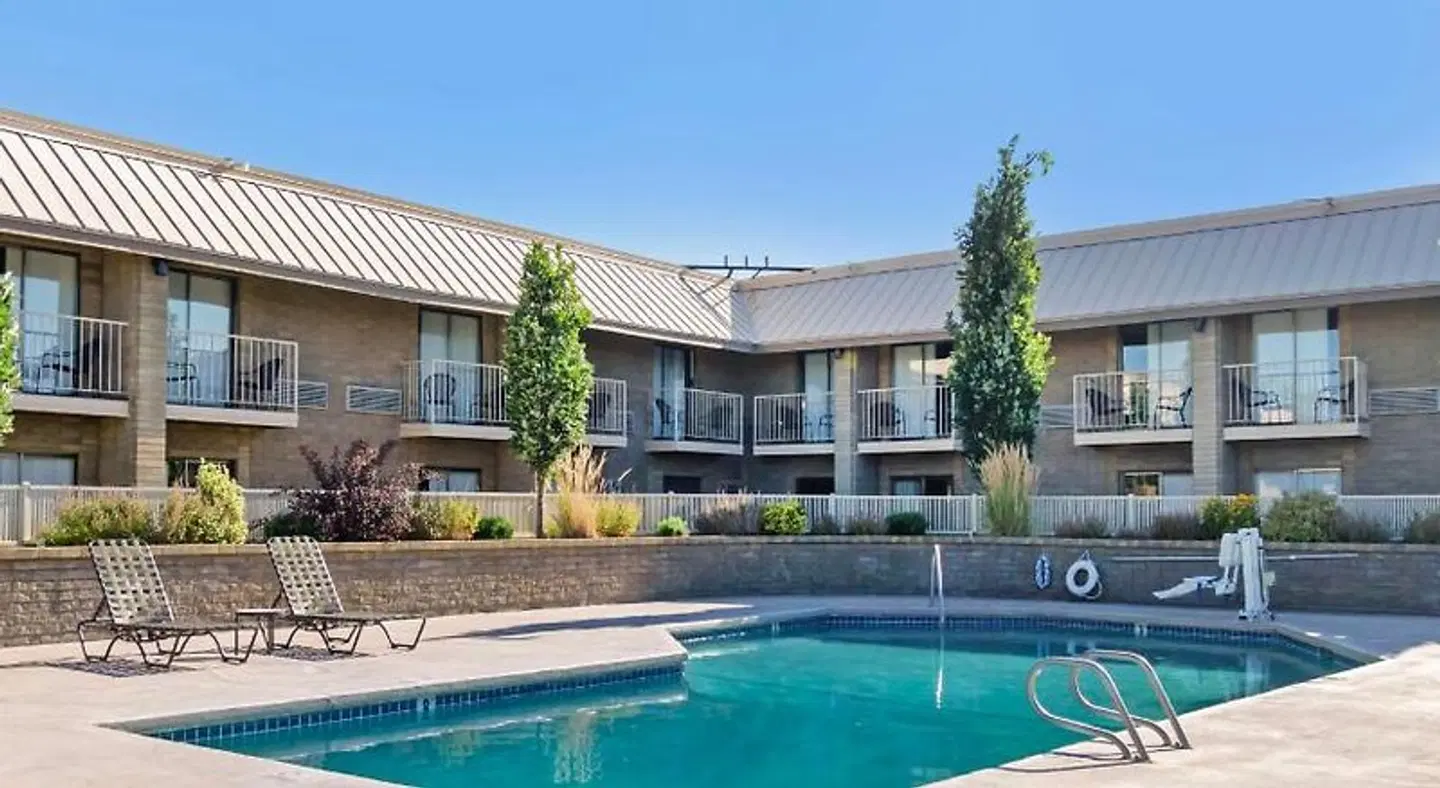 Best Western Plus Ahtanum Inn EXTERIOR